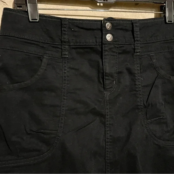 Athleta Everyday Skirt Black Snap Pockets Women’s Size 6 - Picture 2 of 9